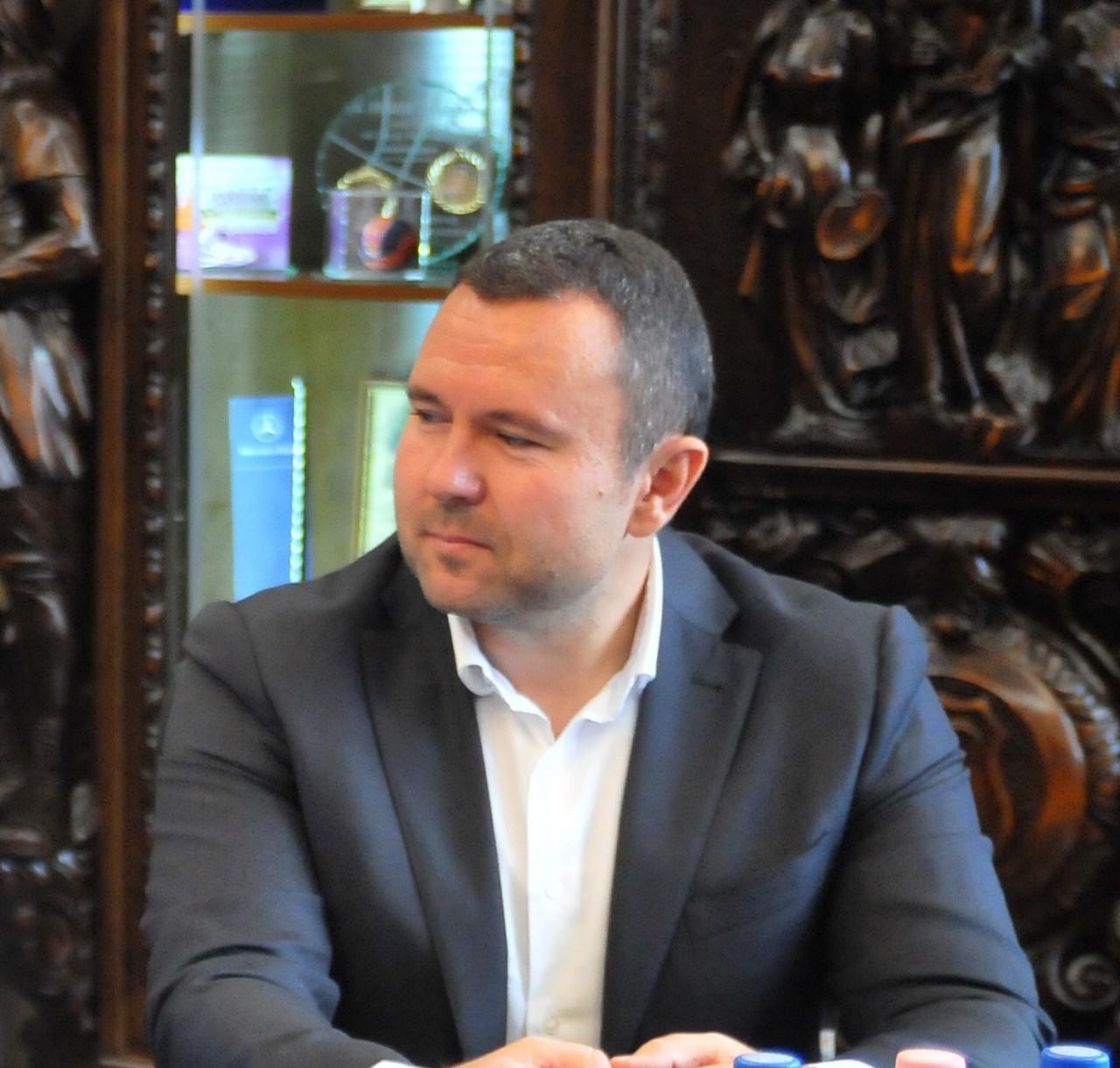 15 év után távozik Domonyai László