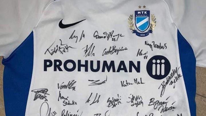 A csapat által aláírt mezre lehet licitálni - a befolyt összeg is Patrikot segíti