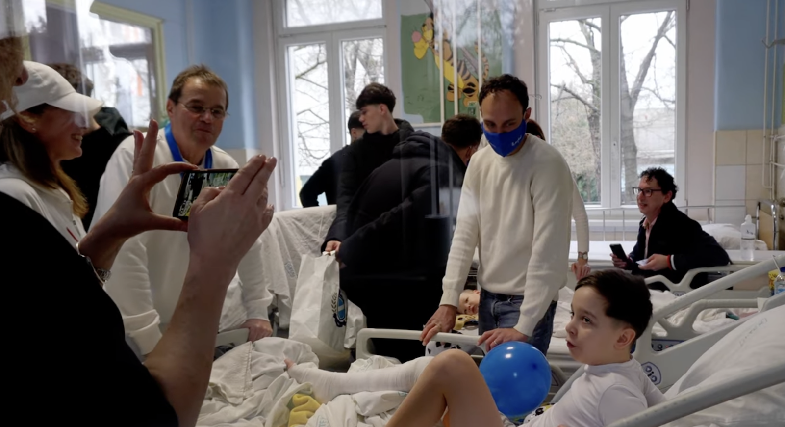 Kék-fehér mosolyok a Heim Pálban Gyermekkórházban (videó)