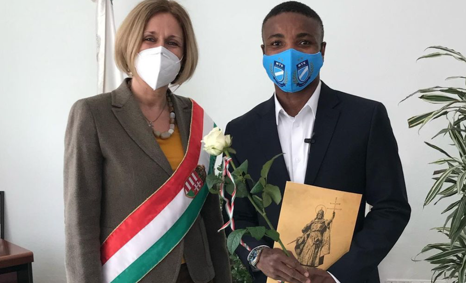 Ikenne-King magyar állampolgár lett - büszkén énekelte el a Himnuszt